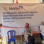 Anggota Komisi IX DPR RI, Arzeti Bilbina didampingi Kepala Bidang Adpin Perwakilan BKKBN Jawa Timur, Dra. Sofia Hanik, M.M., saat sosialisasi Program Bangga Kencana di Kelurahan Putat Jaya, Surabaya. (foto: ist).