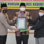 Kapolres Kediri Kota AKBP Eko Prasetyo dan Ketua PCNU Kota Kediri KH. Abu Bakar Abdul Jalil (Gus Ab) saat menyerahkan piagam kepada pemenang lomba da