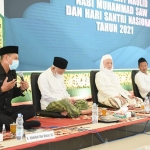 Dari kiri, Wali Kota Kediri Abdullah Abu Bakar, Pengasuh Ponpes Tebuireng KH Abdul Hakim Mahfudz, Pengasuh Ponpes Lirboyo KH Anwar Manshur, KH. Ahmad Bahauddin Nursalim (Gus Baha), dan Gubernur Jawa Timur Khofifah Indar Parawansa. foto: ist.