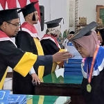 Salah satu wisuda satriwati dengan usia lansia. Foto : Hendro Suhartono/BANGSAONLINE.com