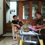 Tim Kejaksaan saat memberikan pemahaman kepada putra kedua Agus Sukiranto untuk melakukan eksekusi dengan ketetapan hukum incraht, kemarin. foto : nanang ichwan/BangsaOnline.com