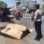 Evakuasi korban setelah terlindas truk di depan Depo Bangunan Gedangan Sidoarjo, Senin (30/10/2023).