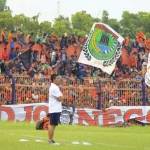 Pelatih Persibo Bojonegoro, Bambang Pramuji saat menyaksikan anak asuhnya bermain di Stadion Letjen H Soedirman Bojonegoro. foto: eky nurhadi/dok/ BANGSAONLINE