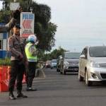 Polisi saat melakukan pengaturan arus lalu lintas di Bundaran Dolog jalan Ahmad Yani Surabaya, Senin lalu. foto: suarasurabaya.net