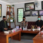 Kapolres Bojonegoro, AKBP Muhammad (tengah), saat menemui KH Alamul Huda dalam giat silaturahmi.