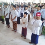 Santri Al-Aqobah saat sholat gaib untuk Ibunda Jokowi.