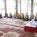 Ketua Yayasan Dharma Wanita Kabupaten Kediri Eriani Annisa Hanindhito (kanan) saat melakukan pertemuan rutin Keluarga Besar Yayasan Pendidikan Dharma Wanita Kabupaten Kediri. foto: ist.