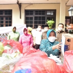 Ketua PKK Kabupaten Lamongan, Anis Kartika Yuhronur Efendi sedang menata bahan pangan yang akan disalurkan ke Desa Sidodowo.