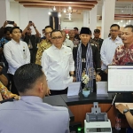 Menteri PAN-RB Abdullah Azwar Anas meninjau layanan imigrasi yang ada di Mall Pelayanan Publik Kabupaten Trenggalek, Selasa (20/8/2024).