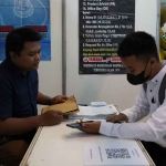 Salah satu pencari kerja saat berada di salah satu stan perusahaan dalam Job Fair 2023. Foto: Ist