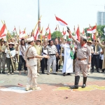 Bupati Sambari bersama Wabup Qosim dan para Kepala OPD saat memerankan drama kolosal Hari Pahlawan. foto: ist