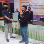 Ketua KPU Mahrus Ali menyerahkan hasil verifikasi penelitian keabsahan dokumen persyaratan bakal calon. (foto: TRIWIYOGA/ BANGSAONLINE)