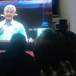 Para pengurus partai pendukung pasangan Ganjar-Mahfud saat nonton bareng debat pertama di Posko Pemenangan Ganjar-Mahfud. Foto: MUJI HARJITA/ BANGSAONLINE