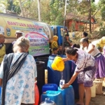 Kegiatan droping air bersih yang dilakukan TK Kartika IV-18 Pacitan.