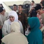 Mensos Khofifah didampingi Wabup, Moh. Qosim saat menyerahkan bantuan kepada warga miskin. foto: SYUHUD/ BANGSAONLINE