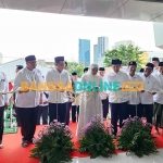 Gubernur Khofifah saat memotong pita sebagai tanda peresmian Masjid Raya Islamic Centre. Foto: DEVI FITRI AFRIYANTI/BANGSAONLINE