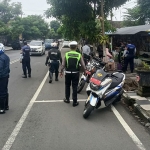 Tim Pamor Keris Polres Batu ketika melaksanakan patroli penerapan protokol kesehatan.