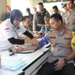 Ada 220 orang pendonor darah, termasuk Kapolresta Sidoarjo bersama Ketua Bhayangkari Cabang Kota Sidoarjo.