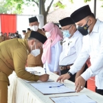 Bupati Fandi Akhmad Yani saat pelantikan pejabat.  foto: SYUHUD/BANGSAONLINE