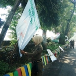 Petugas saat membersihkan ratusan banner di Jalan Hayam Wuruk. Foto: YUDI EP/BANGSAONLINE
