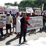 Massa Gempur ketika demo di kantor Pemkab Gresik. foto: syuhud/ BANGSAONLINE