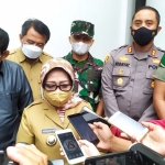 Bupati Jombang Hj Mundjidah Wahab usai rapat evaluasi.