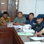 Komisi B DPRD Kota Malang saat mendiskusikan hasil sidak pasar tradisional di ruangan Komisi B, Kamis (24/10). foto: IWAN IRAWAN/ BANGSAONLINE