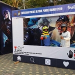 Sejumlah pengendara berfoto di photobooth yang didesain seperti instagram. foto: AKINA/ BANGSAONLINE