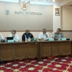 Kepala BI perwakilan Kediri Djoko Raharto bersama anggota TPID saat menggelar jumpa pers di lantai 5 kantor BI Kediri. foto: ARIF K/ BANGSAONLINE