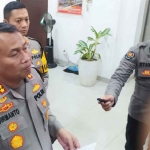 Kabid Humas Polda Jatim, Kombes Pol Dirmanto, saat memberi keterangan kepada awak media.