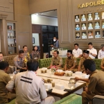 Suasana saat sejumlah kepala desa berada di Polres Malang.