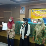 Bupati Pasuruan, Irsyad Yusuf, saat menyerahkan SK pendamping program Pengembangan Rumah Swadaya.