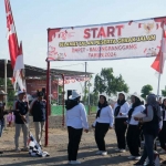 Ibu-ibu PKK di Desa Jombangdelik, Kecamatan Balongpanggang, Gresik, saat mengikuti gerak jalan. Foto: Ist