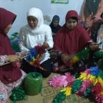 Khofifah saat menyapa para penjual di pasar tradisional Gurah Kabupaten Kediri. Foto: ARIF K/BANGSAONLINE
