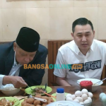 Bakal Calon Wali Kota Kediri, Ronny Siswanto (kanan), saat menemani KH. Said Aqil Siradj (mantan Ketua PBNU) sarapan di Warung Soto Podjok, Kota Kediri. Foto: MUJI HARJITA/ BANGSAONLINE