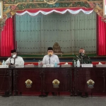 Rapat koordinasi persiapan isolasi terpusat bersama bupati, forkopimda, dan muspika kecamatan di Pendopo Kabupaten Bangkalan, Rabu (15/9/2021).