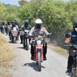 Untuk menuju lokasi vaksinasi hanya dapat ditempuh menggunakan kendaraan roda dua, melalui jalur sempit berliku melewati tambak Kalialo.