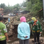 Warga saat melihat Jembatan Payaman Desa Ngerong yang jebol  usai diterjang banjir.