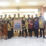 FKUB Kota Kediri saat memberikan cinderamata kepada Wali Kota Kediri berupa foto dirinya.