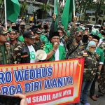 Massa Aksi dari PC Ansor Gresik saat demo di depan gedung dewan. Foto: SYUHUD/BANGSAONLINE