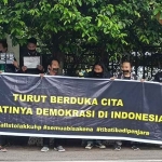 Aksi bungkam para jurnalis yang tergabung dalam AJI Kediri dan mahasiswa di Kampus Uniska. Foto: Ist