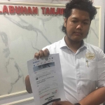 Kanit PPA Reskrim Polres Pelabuhan Tanjung Perak, Ipda Yoga Prihandono saat menunjukkan bukti jual beli atau prostitusi melalui grup facebook.