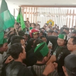 Aksi mahasiswa HMI saat demo di rektorat UTM. foto: FAUZI/ BANGSAONLINE