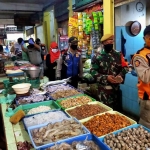 Petugas gabungan sedang melakukan operasi yustisi prokes.