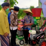 Bupati Trenggalek, Moch Nur Arifin, saat menyalurkan bantuan alat mesin pertanian pada kelompok tani di wilayahnya.