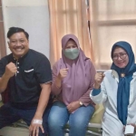 Keterangan foto dari kiri ke kanan: Wakil Ketua DPRD Gresik, Mujid Riduan, bersama istri dan Wakil Ketua DPRD Gresik, Nur Saidah, di RSI At-tin Husada Ngawi.