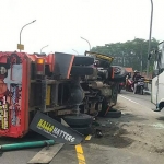 Truk bermuatan pasir terguling setelah tertabrak tronton yang berjalan mundur di flyover Kretek, Paguyangan, Brebes, Rabu (30/3).