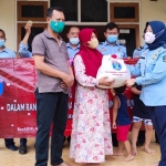 Ibu Hajar, pensiunan Kantor Imigrasi I TPI Jember saat menerima bantuan sembako.