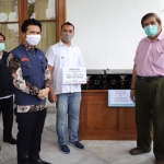 Wagub Jatim, Emil Dardak menerima bantuan alat pembersih udara yang diciptakan PT Bimasakti Multi Sinergi dan diklaim mampu membunuh berbagai macam virus, termasuk Covid-19. foto: IST/ BANGSAONLINE 