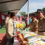 Operasi pasar ini dikemas dalam Kampung Ramadhan, tampak ditinjau Bupati Blitar Rijanto, Senin (27/5/2019).

